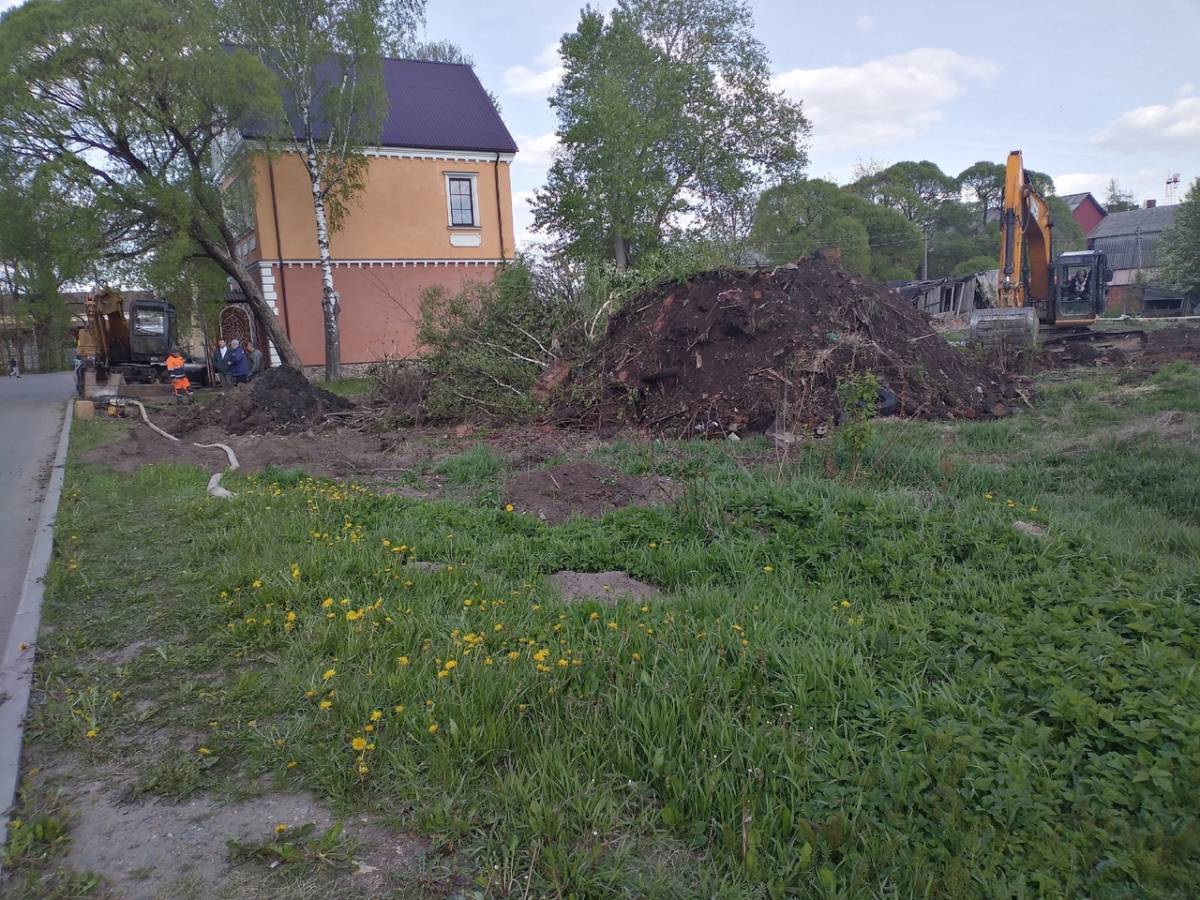В Малой Вишере начались работы по благоустройству парковки