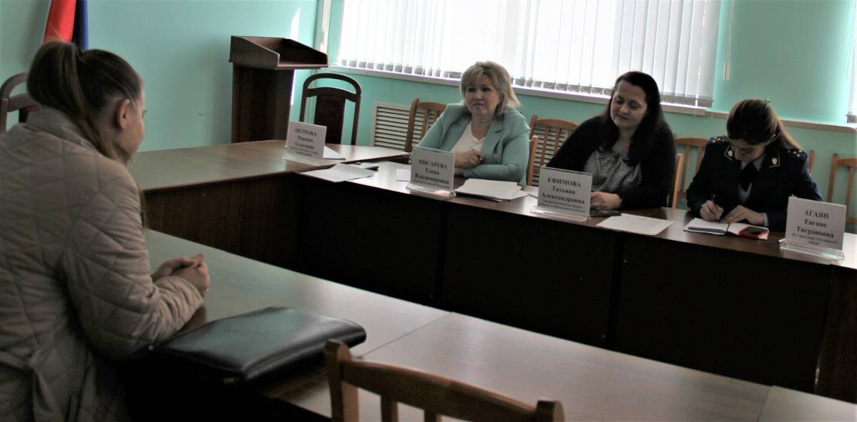 В Окуловке приём по вопросам семьи провели сенатор РФ Елена Писарева и Уполномоченный по правам ребёнка в Новгородской области Татьяна Ефимова