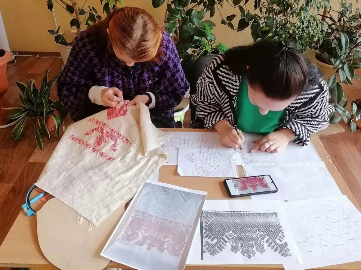Мастерицы из села Зарубино вышивают карту Любытинского района