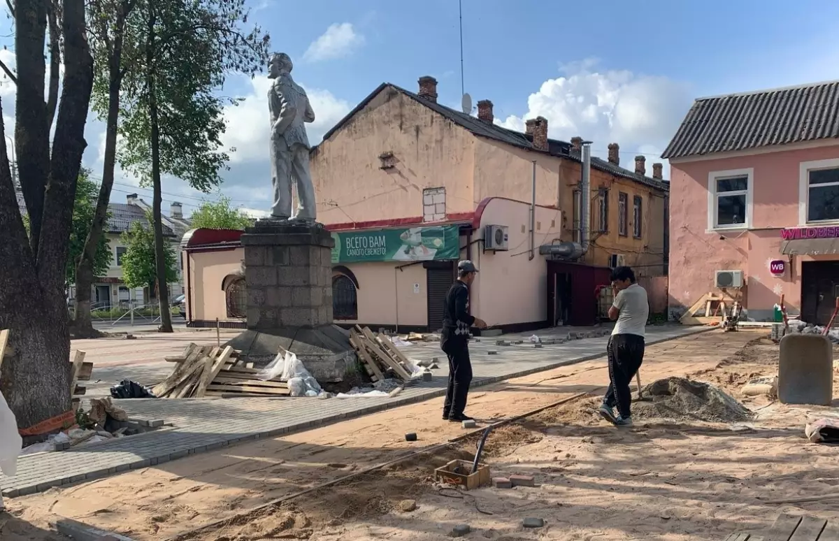 В Сольцах благоустраивают сквер на улице Луначарского
