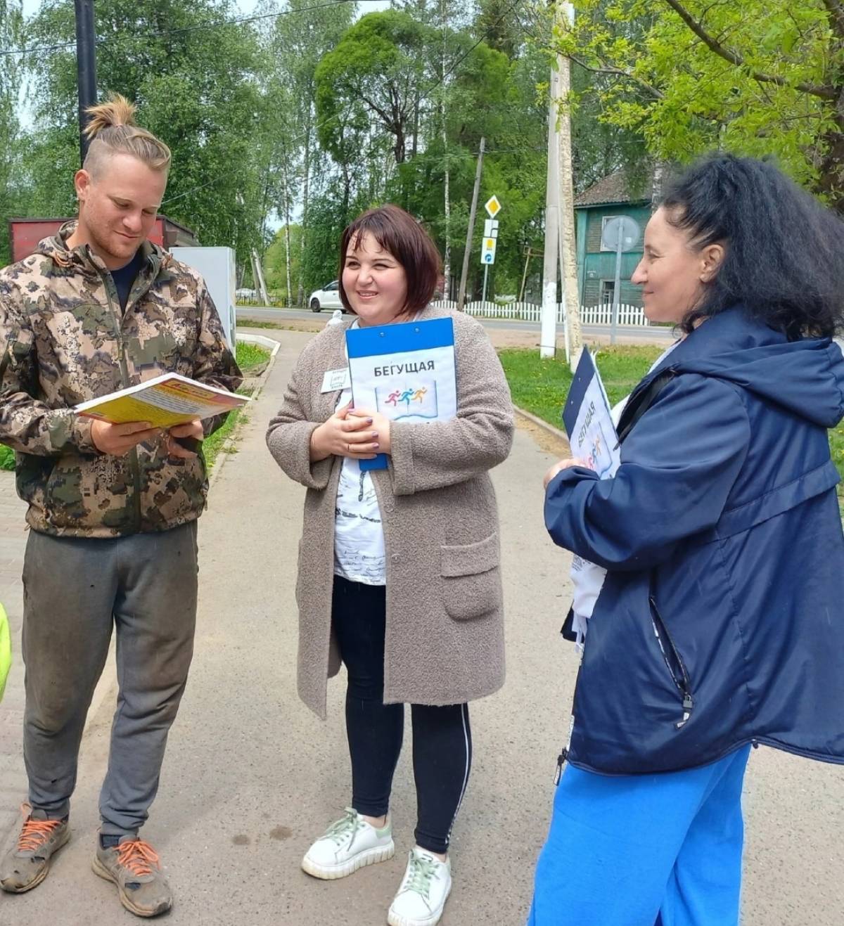 Молодой человек успешно назвал героев литературных произведений и получил в подарок яркие книги для своего малыша