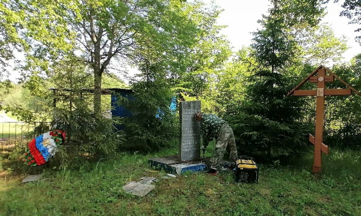 В деревне Красные Станки Новгородского района благоустраивают воинское захоронение