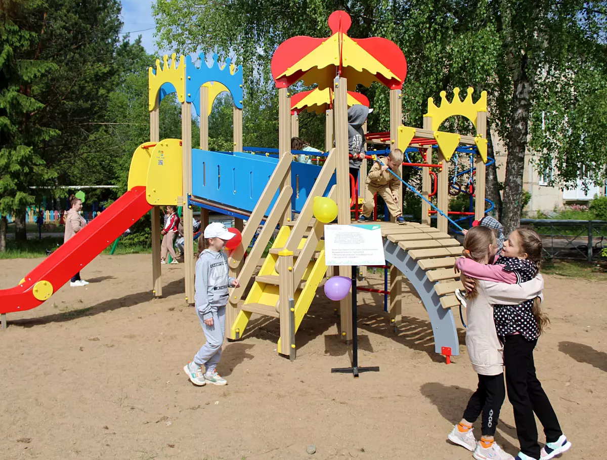 В селе Мошенское в День защиты детей открыли новую игровую площадку