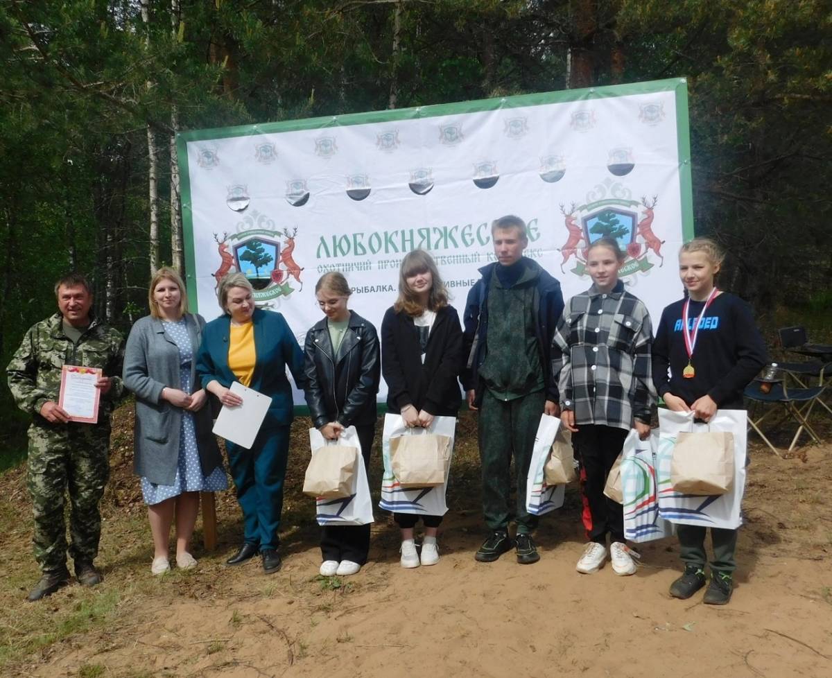 Любытинские охотники подарили талантливым  школьникам района планшеты и пакеты сладостей