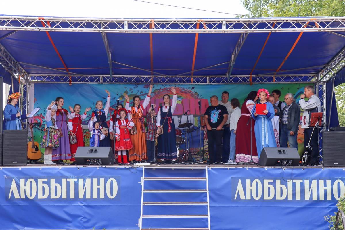 Межрайонный фестиваль «Музыка над рекой» собрал на центральной площади Любытина любителей народного творчества