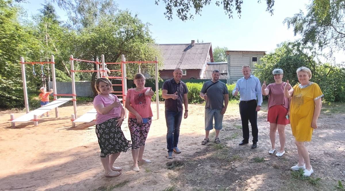 В деревне Гостцы Новгородского района строят площадку с тренажерами, качелями и турниками