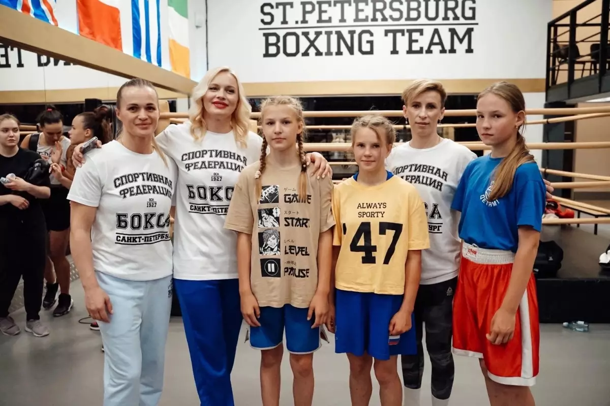 На фото: Любытинские юные спортсменки с чемпионками мира и Европы