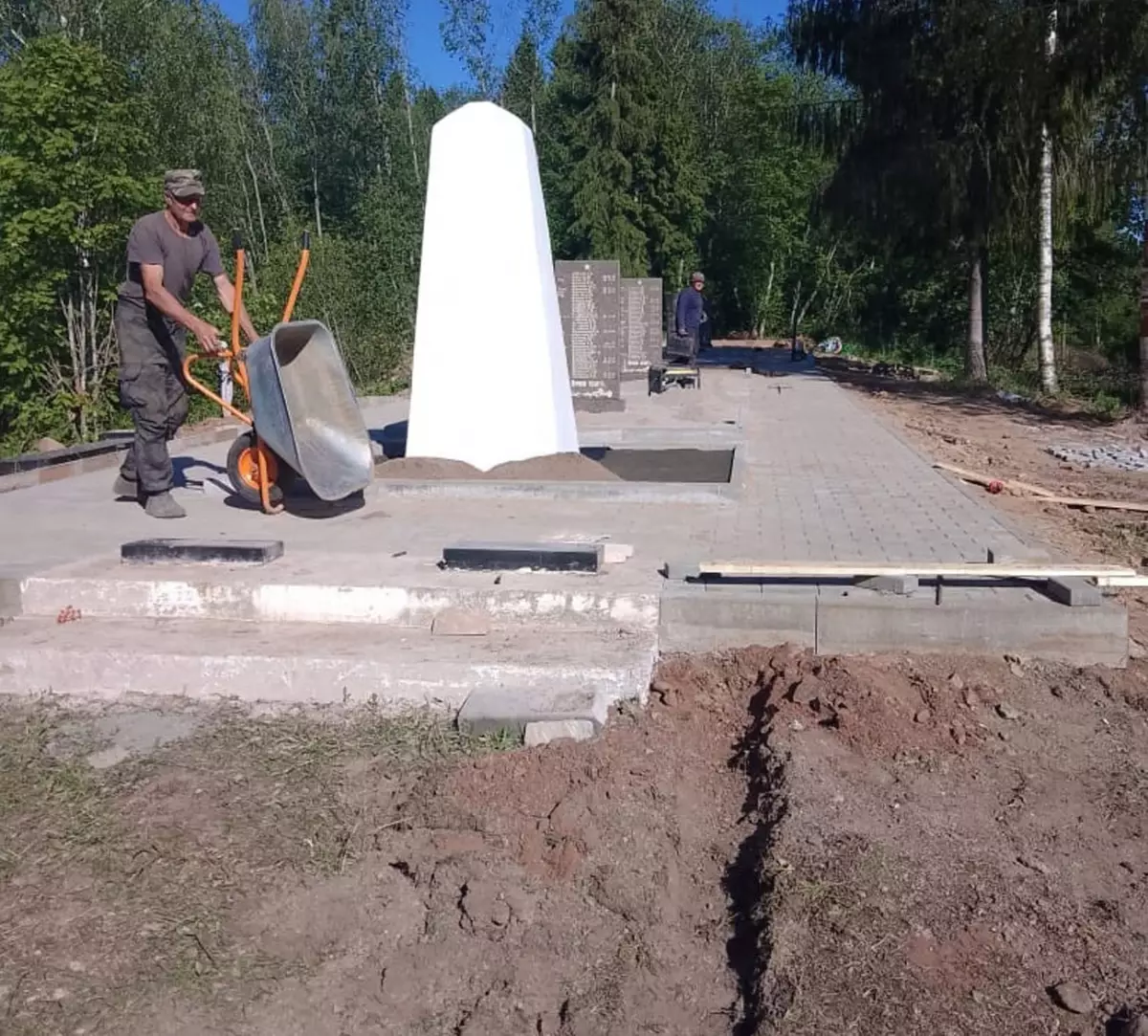 Захоронение у  Верхнего Заозерья реконструируется в рамках программы по созданию и восстановлению воинских захоронений на территории Новгородской области