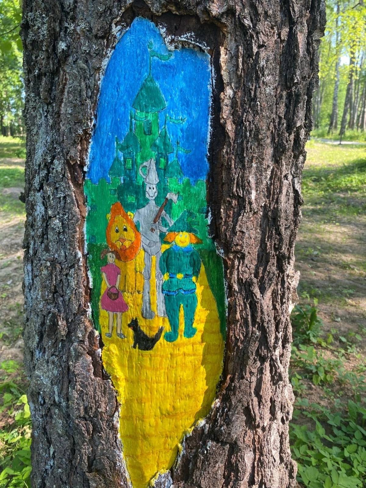 В городском парке Холма появились сказочные деревья