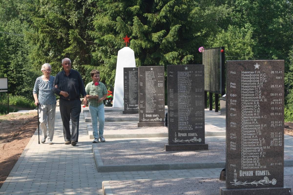 В День памяти и скорби в Любытинском районе торжественно открыли реконструированное воинское  захоронение