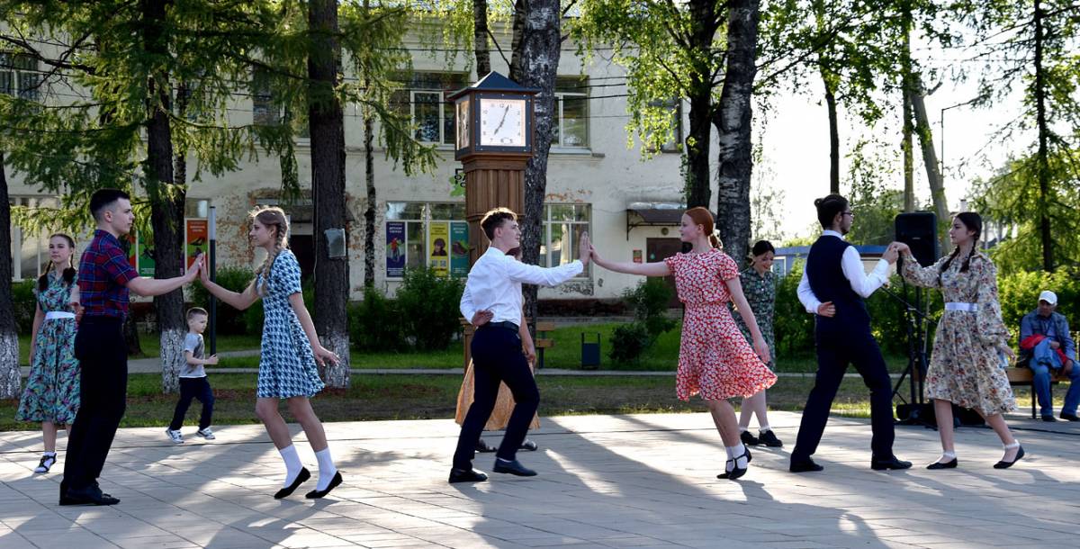 В День памяти и скорби в парке Пестова школьники исполнили «Вальс выпускников 1941 года»