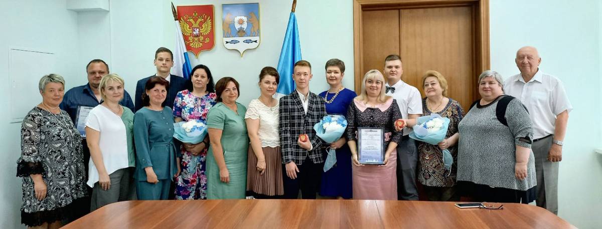 Лучшим выпускникам Новгородского района вручили медали «За особые успехи в учении»