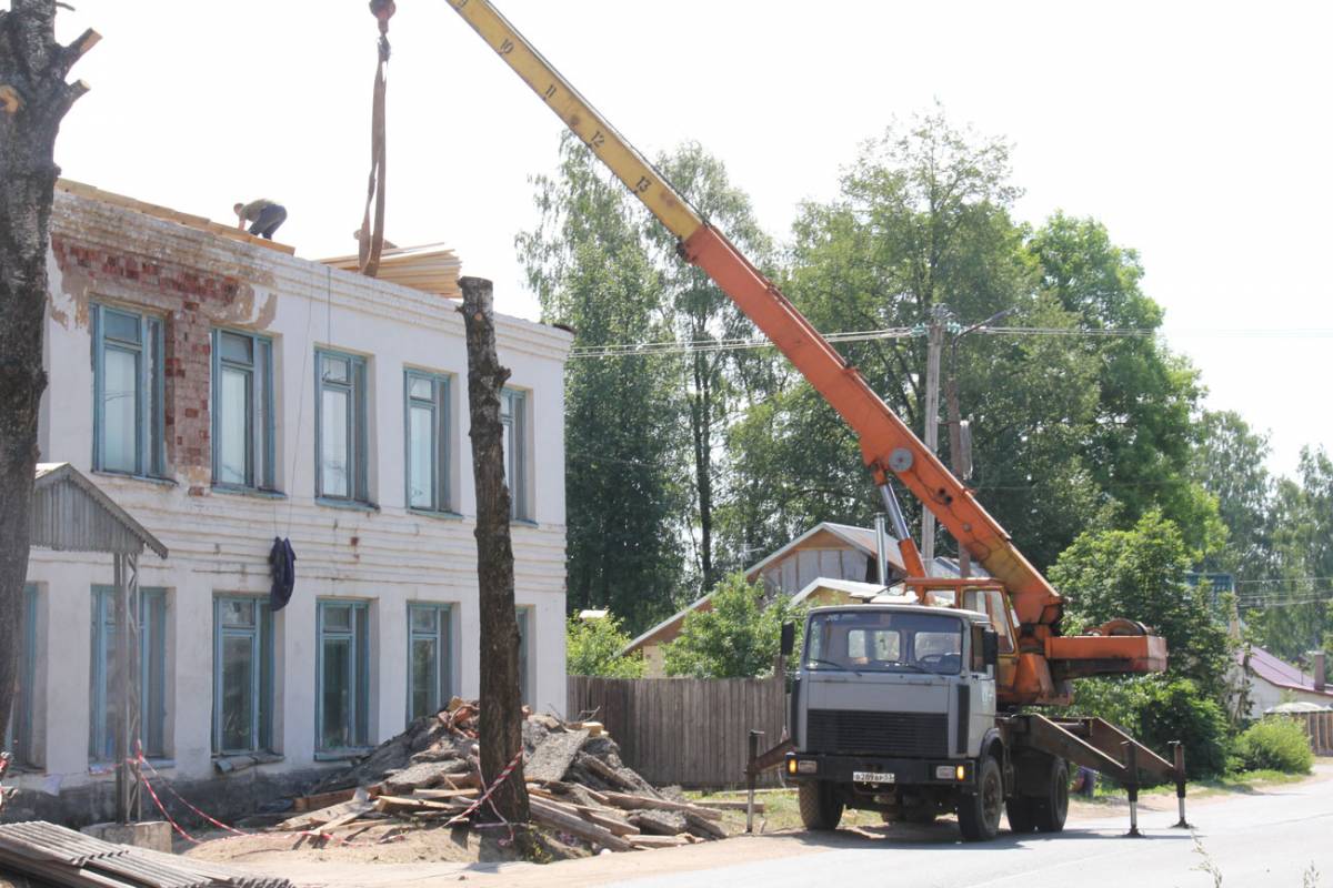 В Крестцах ремонтируют крышу здания Крестецкого филиала Новгородского торгово-технологического техникума