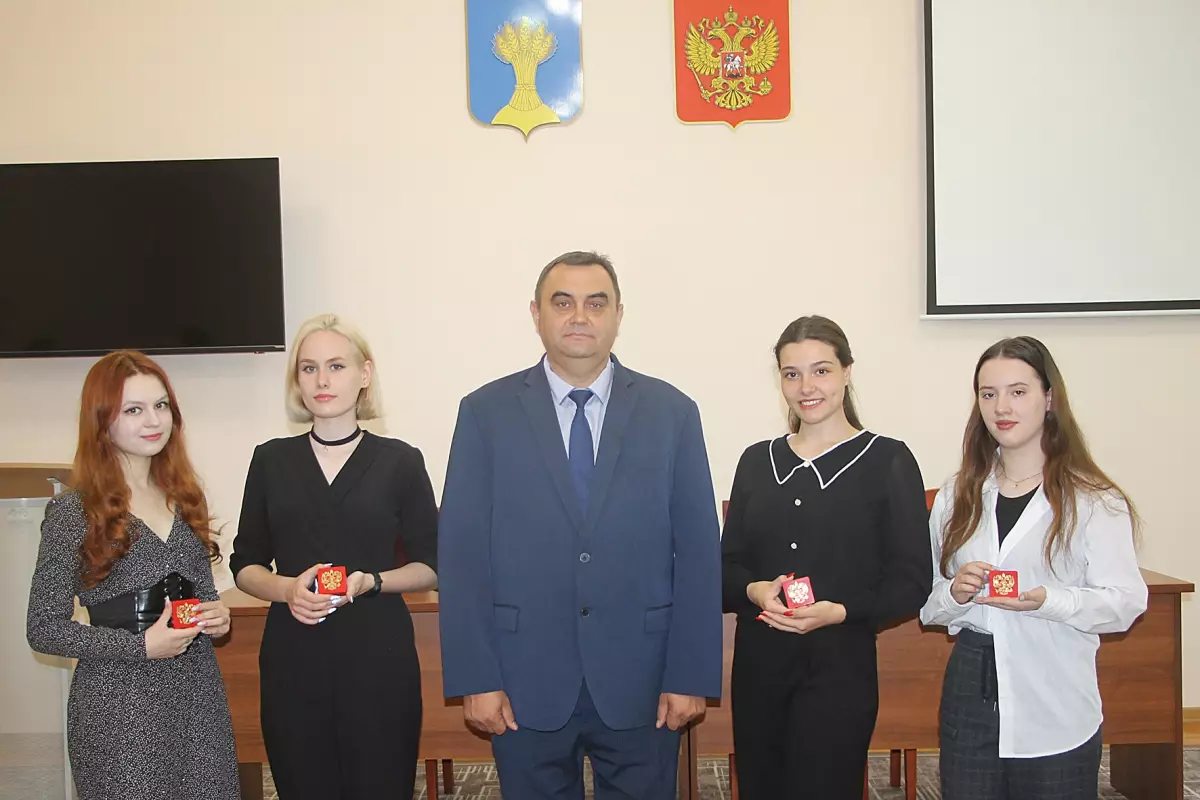Глава Демянского района Андрей Сапогов вручил медали четырём выпускницам района