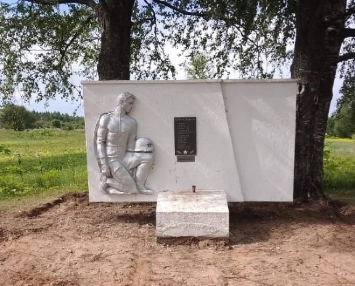 Памятник в Деревне Дуброво