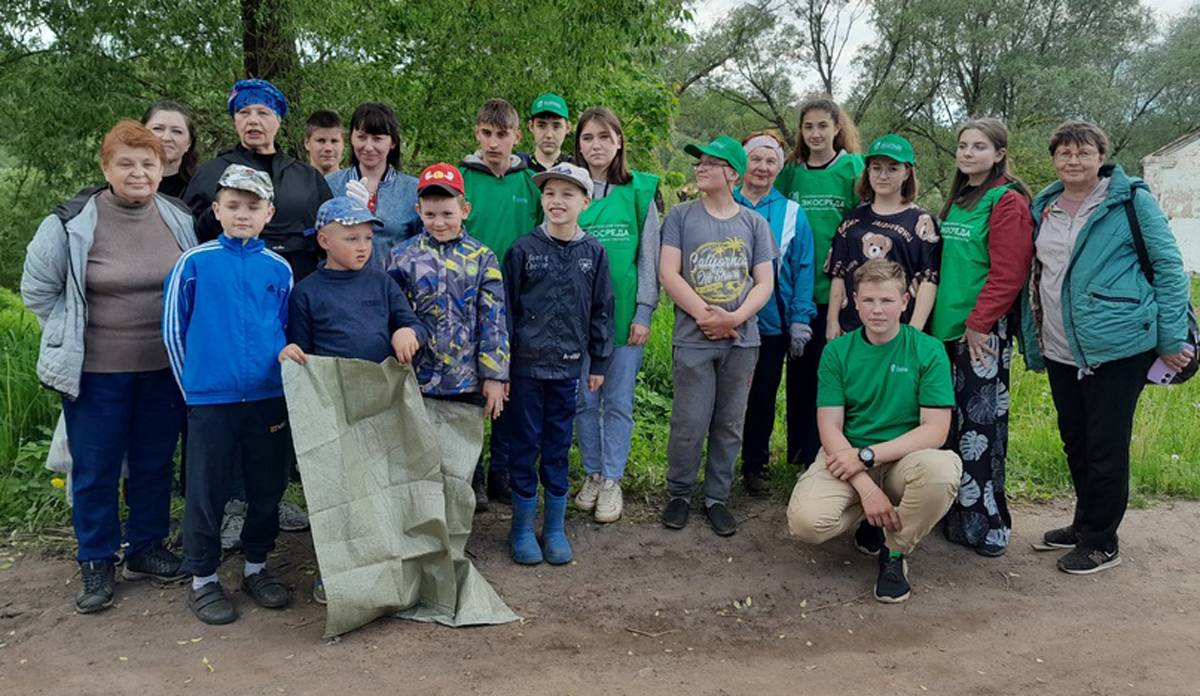 Жители поселка Пола Парфинского района провели экосубботник на местной речке