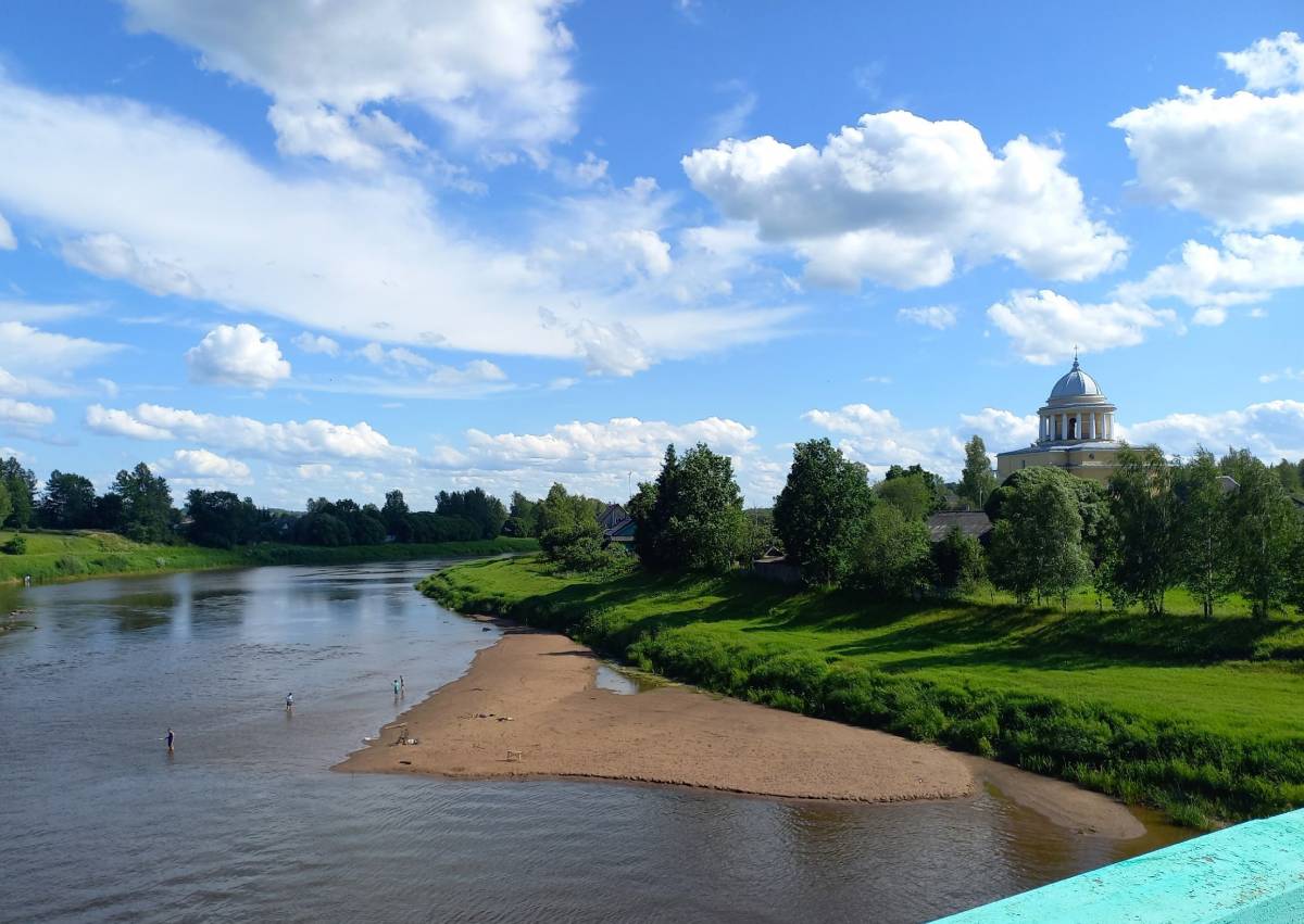 В Любытине на реке Мста течение воды сформировало песчаную косу в форме сердца