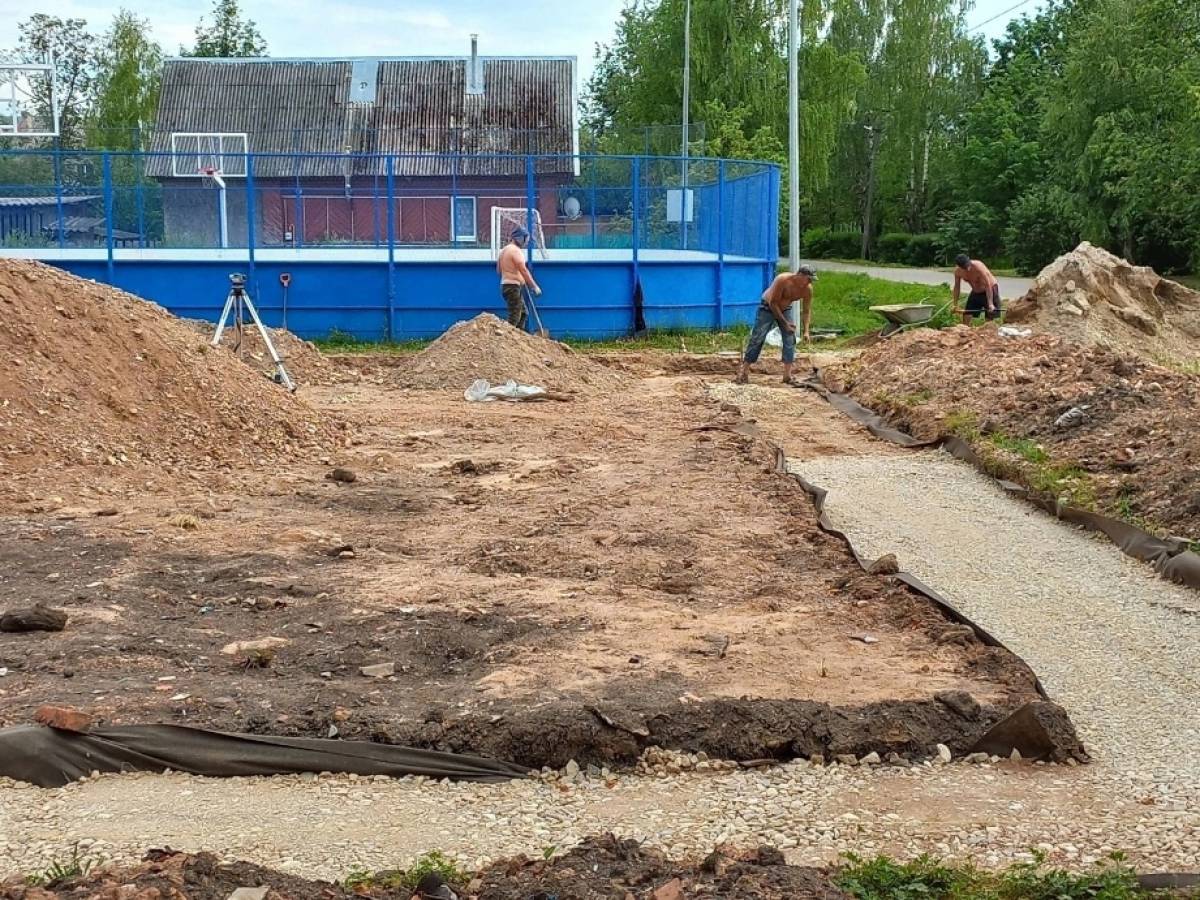 В Волоте ведутся работы по благоустройству общественной площадки для активного отдыха