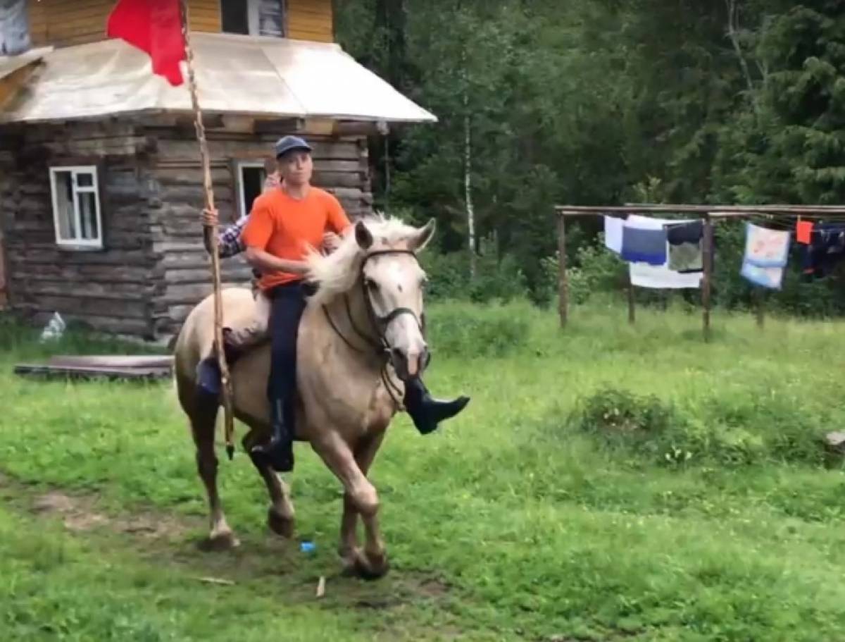 Семья Тепляковых живет в деревне Чадково более 10 лет. Виктор и Марина занимаются домашним хозяйством, скотоводством, земледелием, рукоделием, воспитывают троих детей и принимают на отдых гостей, уставших от суеты большого города