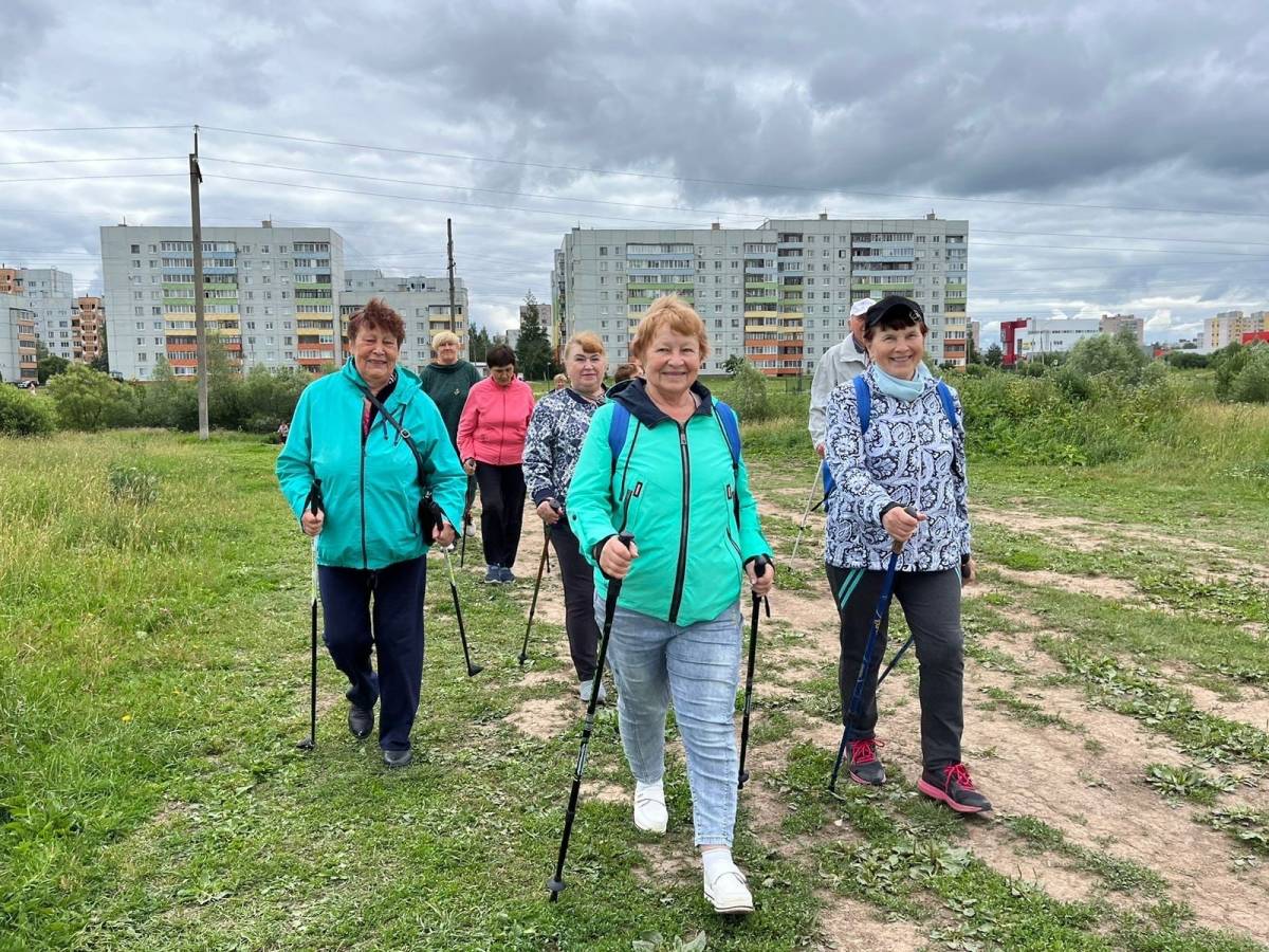 В Новгородском районе прошёл фестиваль скандинавской ходьбы среди ветеранов