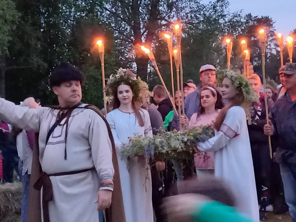 В поселке Любытино сплели большой венок для княгини Ольги