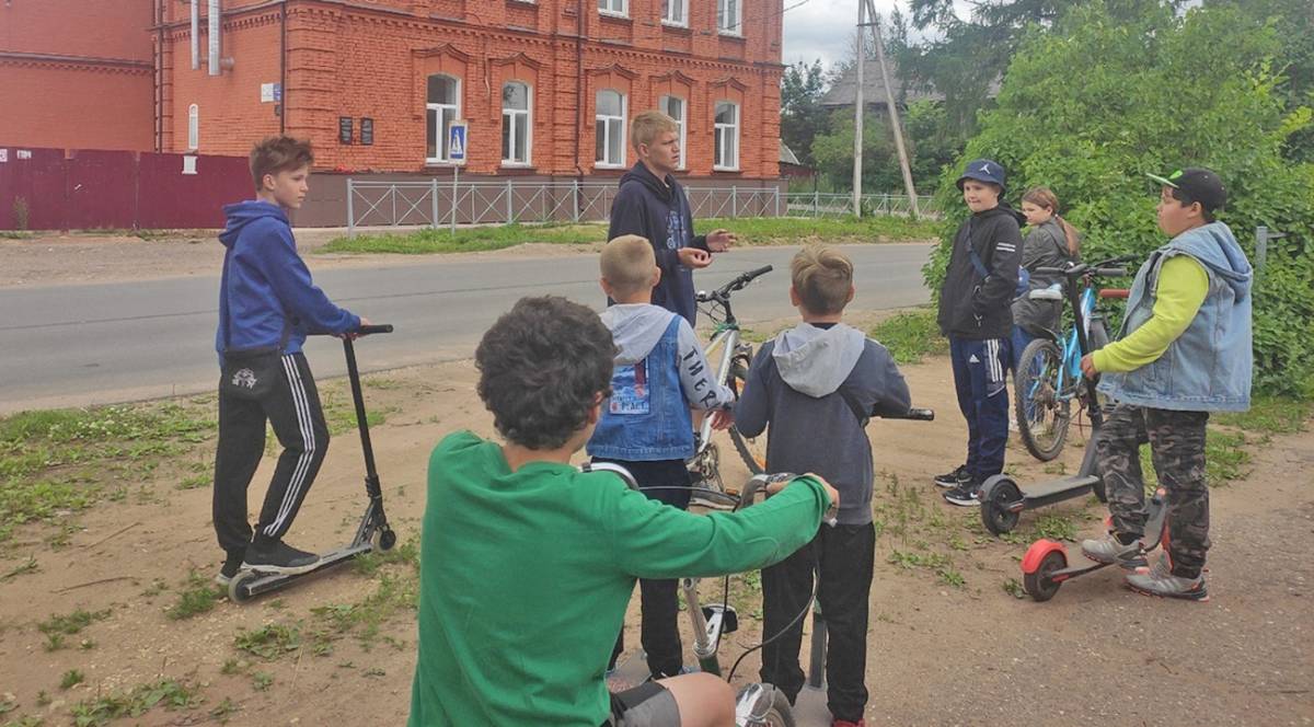 Крестецким школьникам устроили «Самокатный променад»