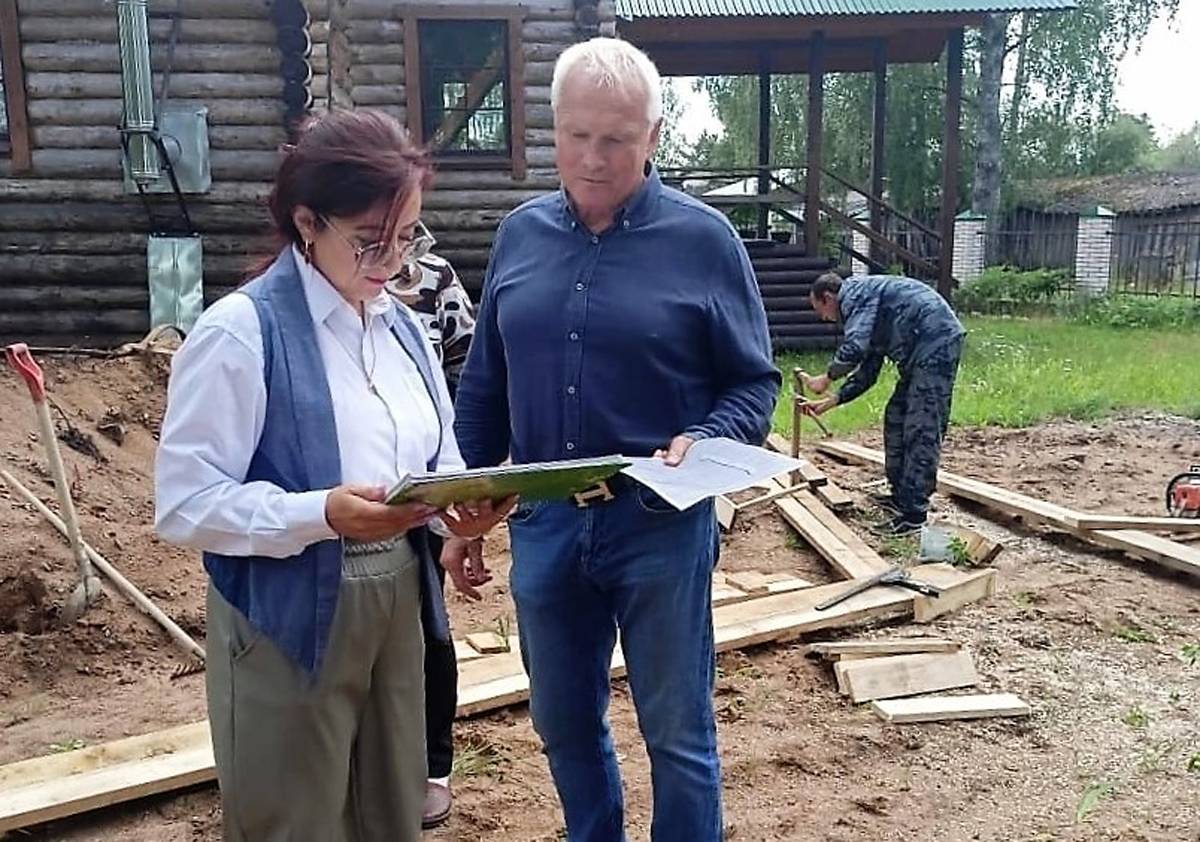 Глава Песского территориального отдела Эльвира Мавруничева и инициативная группа ППМИ совместно с директором ООО «Боровичи Камень» Андреем Тепляковым обсудили предстоящие работы