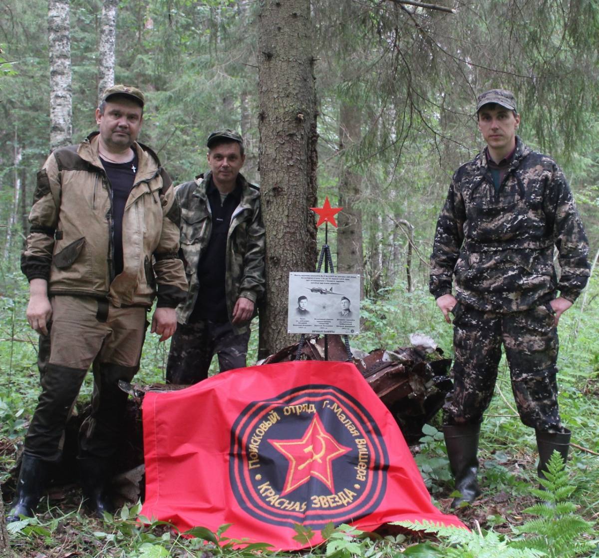 На месте падения самолёта Ил-4 в Маловишерском районе установили памятный знак