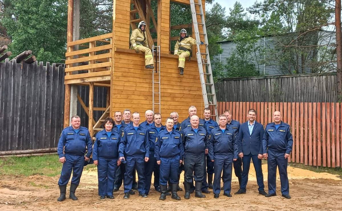 В Хвойнинском округе установили пожарную учебно-тренировочнуя вышку.