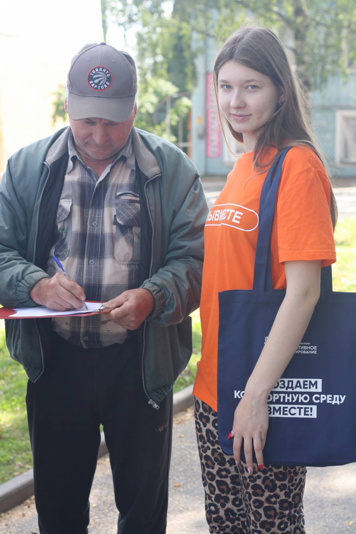 Любытинские волонтёры подключились к сбору инициатив на участие в губернаторской программе