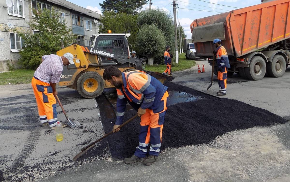 В поселке Батецкий появились два «лежачих полицейских»
