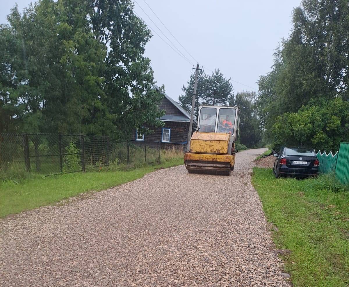 В деревнях Мошенского округа приводят в порядок дороги
