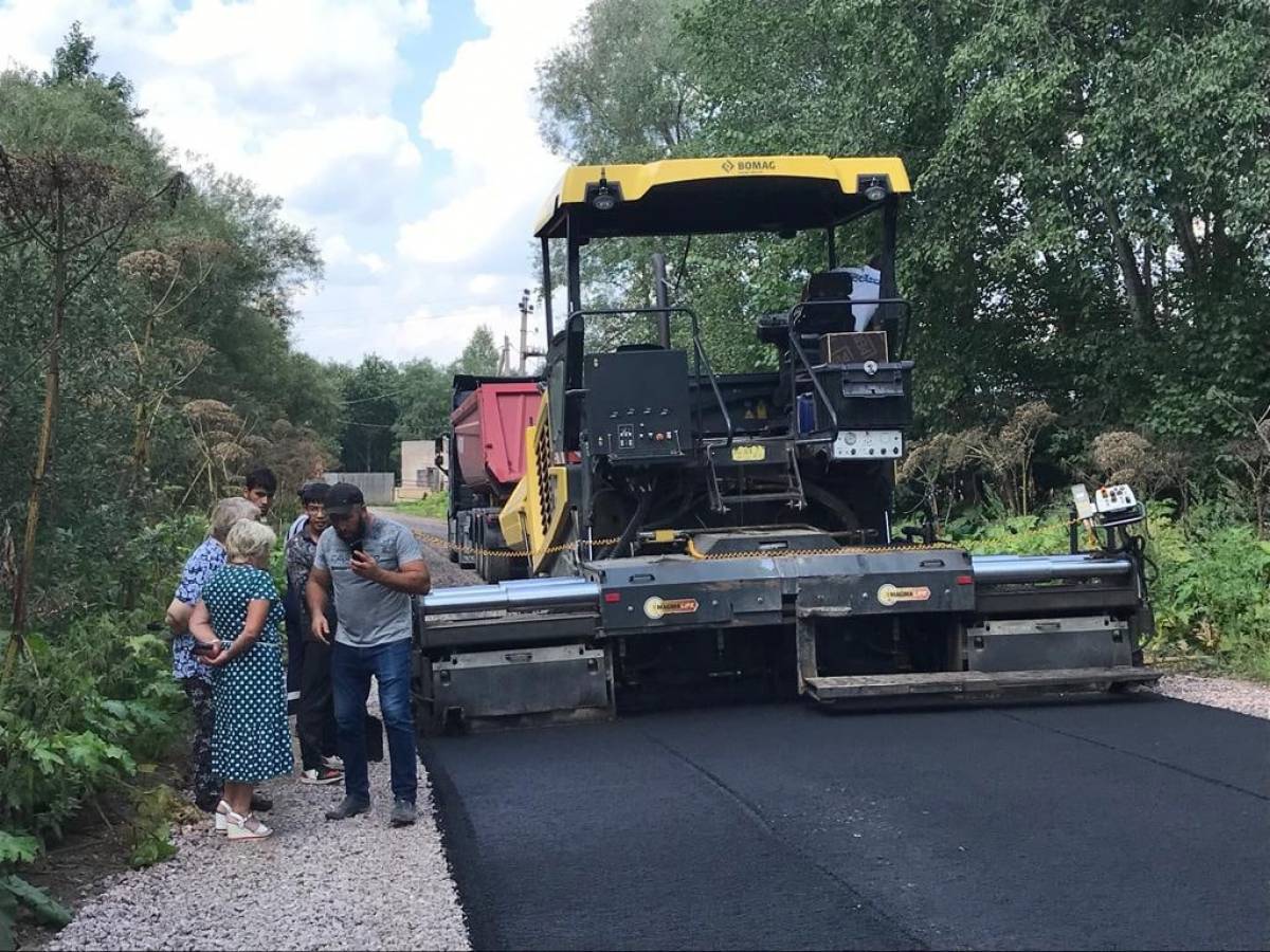 В Марёве на субсидию из областного бюджета заасфальтировали участок дороги к гражданскому кладбищу