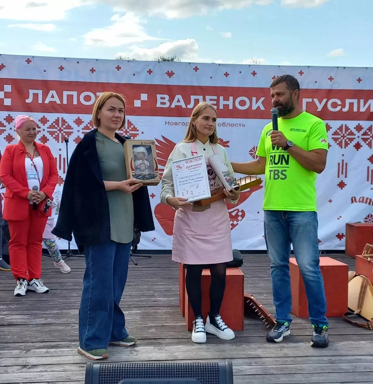 В Новгородском районе прошел фестиваль «Лапоть, валенок и гусли»