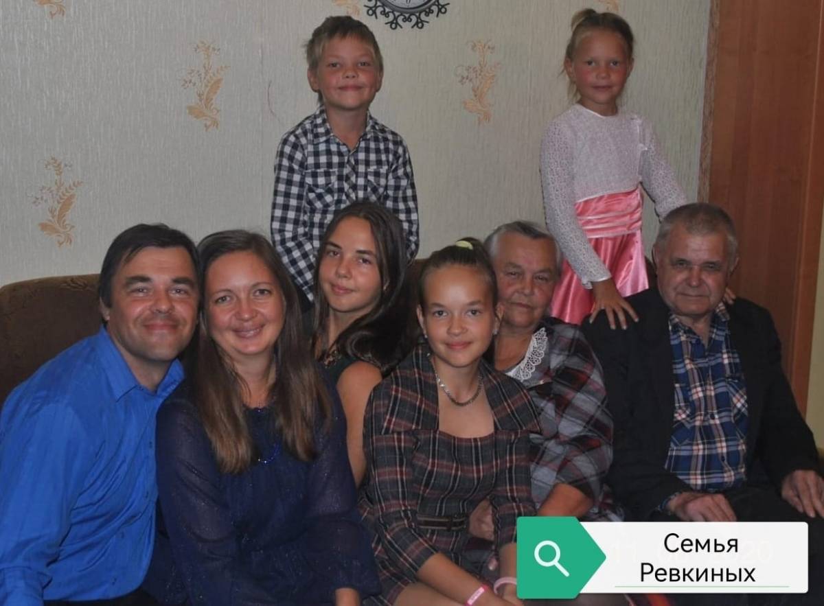 Семья Ревкиных из Чудова удостоена медали ордена «Родительская слава»