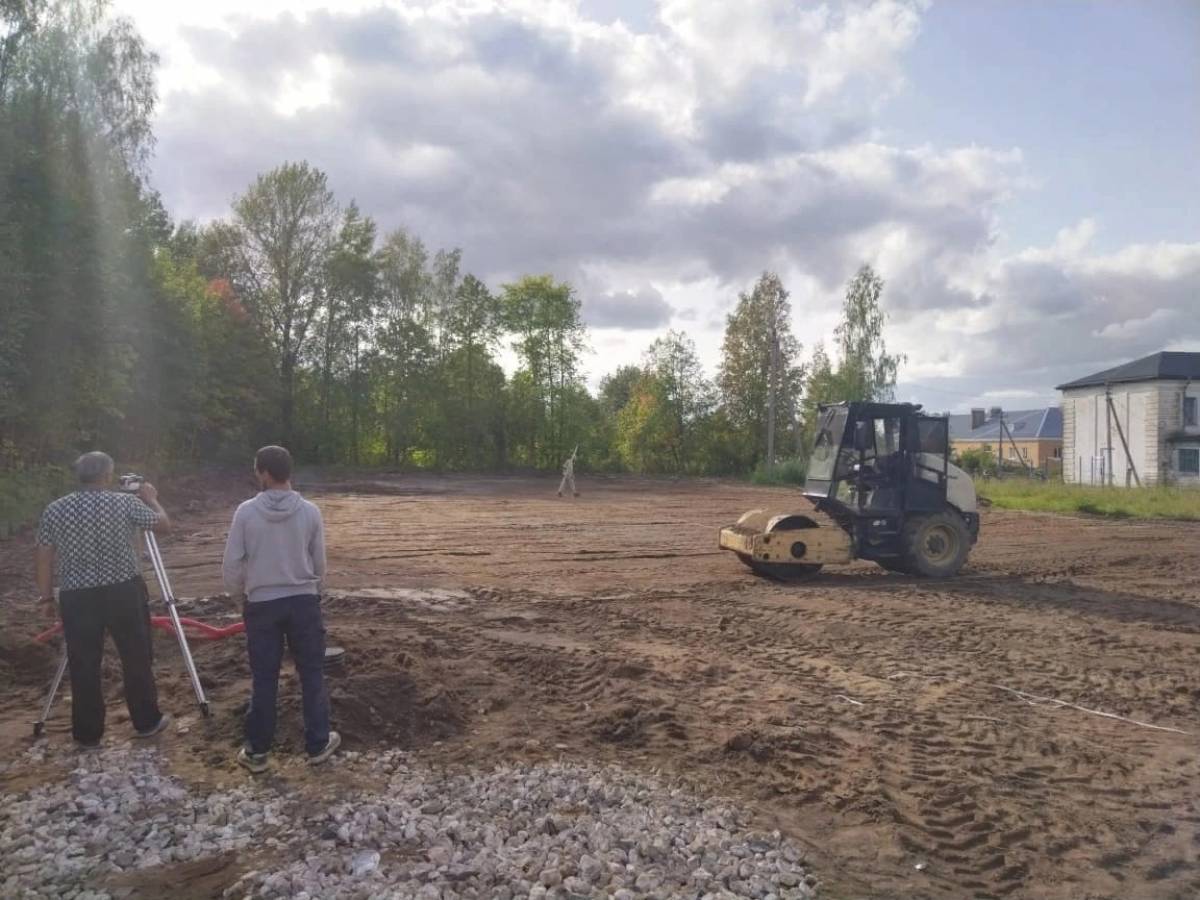 В селе Зарубино Любытинского района началось строительство многофункциональной спортплощадки