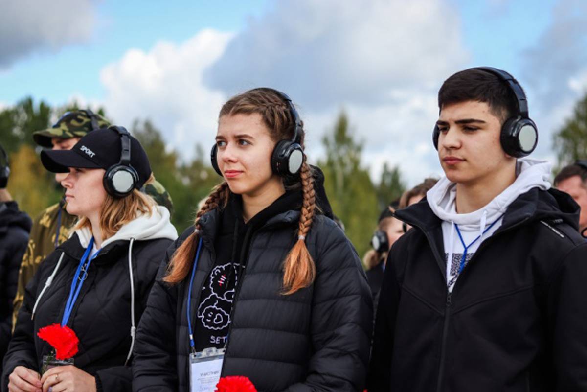 Любытинские школьники прослушивают аудиоспектакль «Стонущая земля»