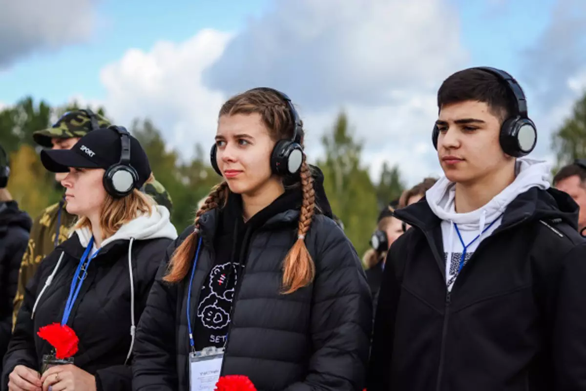 Любытинские школьники прослушивают аудиоспектакль «Стонущая земля»