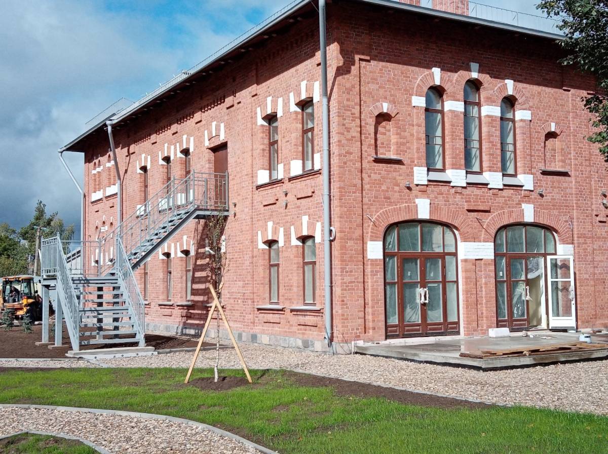 В Окуловке заканчивается реставрация здания купеческого клуба