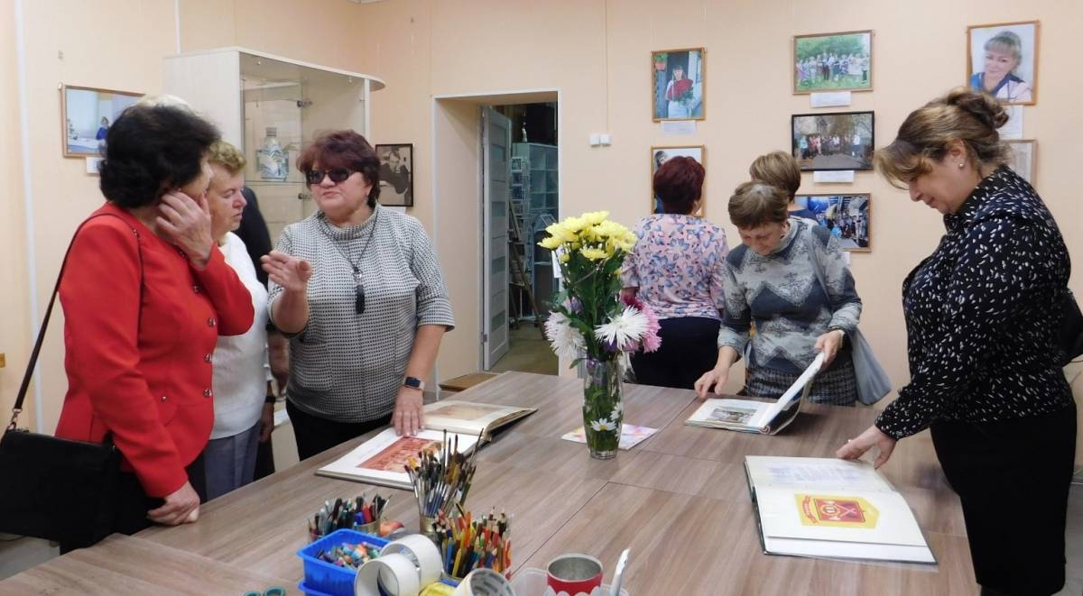 В Художественной галерее Чудово открылась фотовыставка «Профессия – педагог»