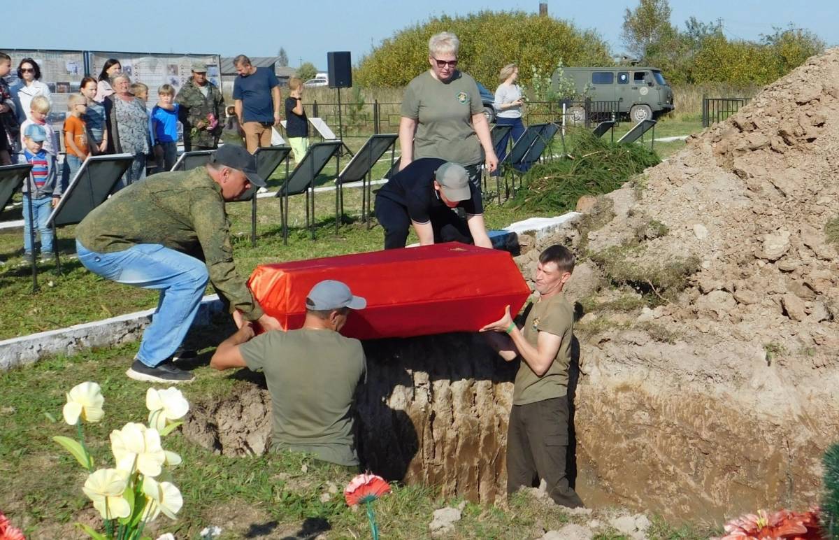 На братском захоронении  в селе Успенском Чудовского района захоронили 23 советских бойца