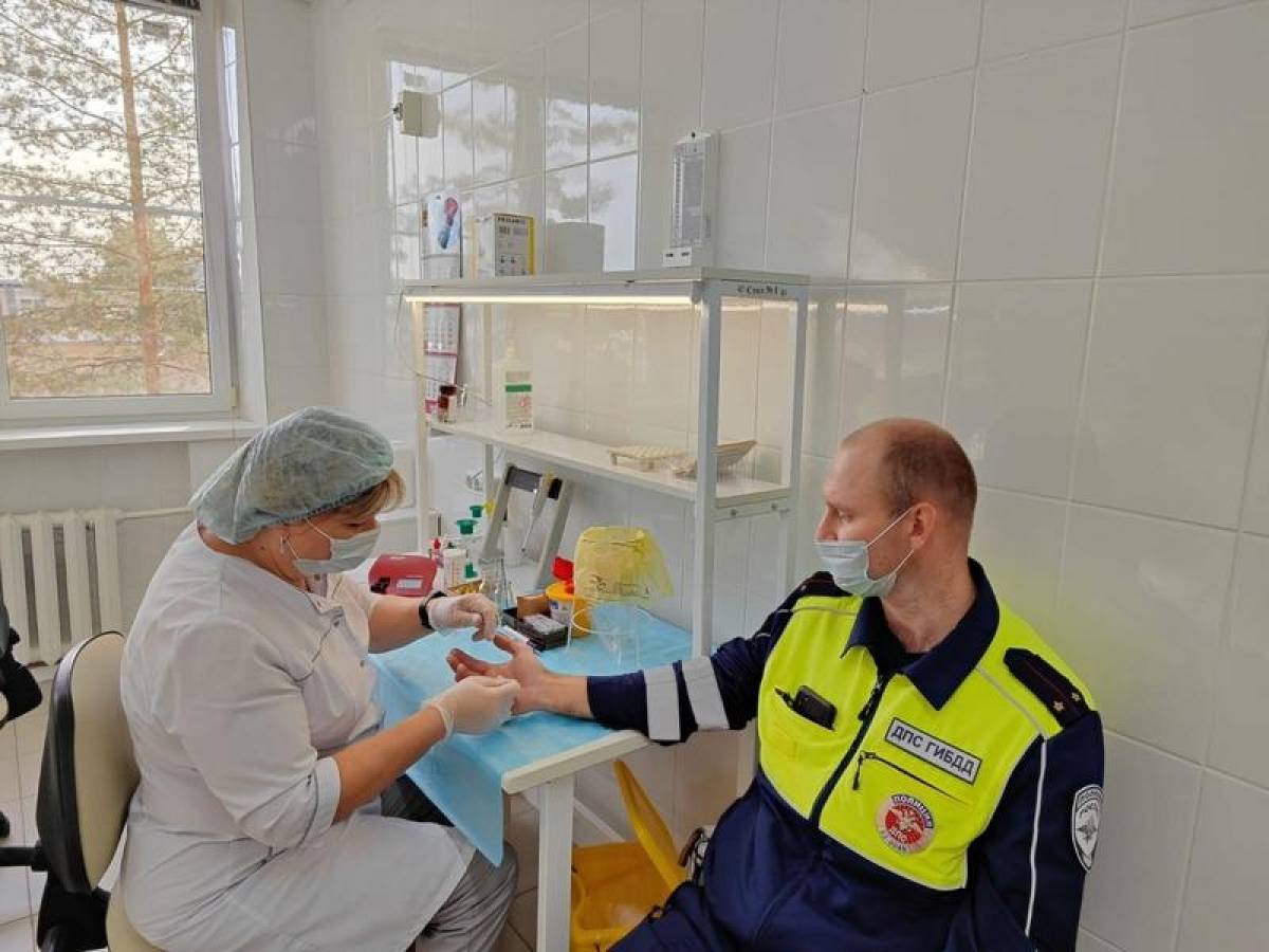 Полицейские и общественники сдали кровь в поддержку юной жительницы Новгородского района