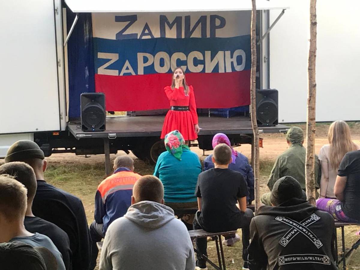 Агитбригада из Марёва выступила с концертом в полевом лагере поисковых отрядов
