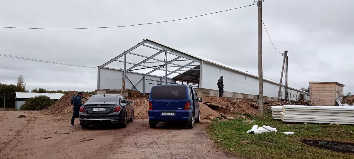 Окуловский фермер Хасан Дадаев на средства областного гранта перестраивает ферму