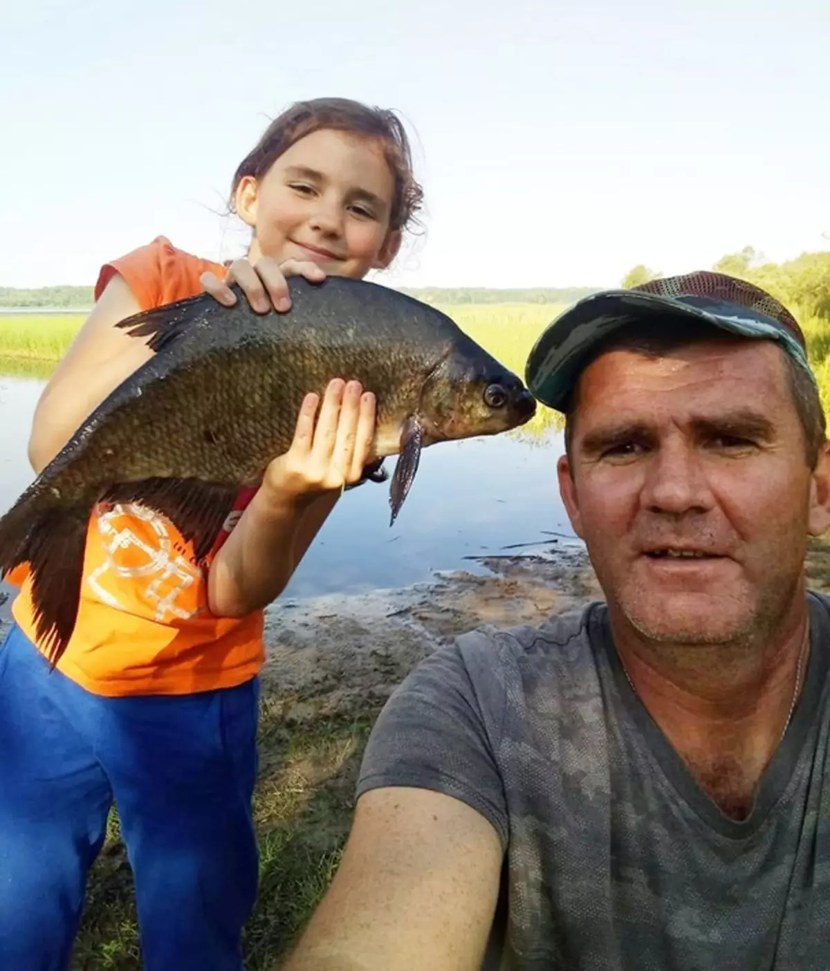 «Мой папа Алексей —рыбак, и я теперь рыбачка Влада»; (I место — фото Анны Михайловой)