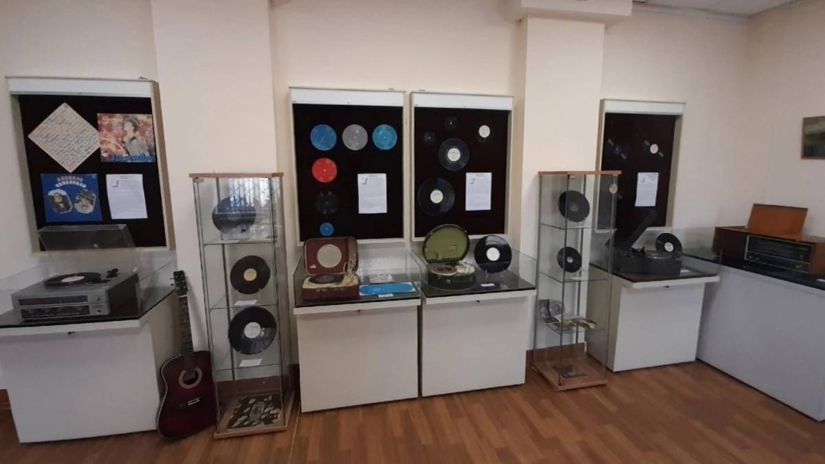 В Любытинском  краеведческом  музее можно прослушать уникальные грампластинки ХХ века