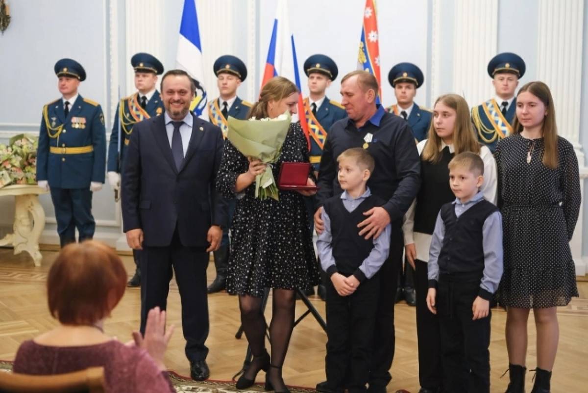 Многодетная семья Михальковых из марёвской деревни Липье удостоена медали ордена «Родительская слава»