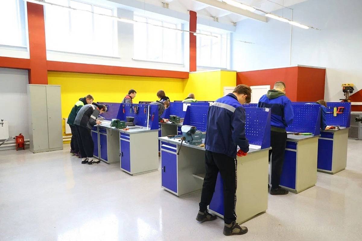 В обновлённых мастерских занимаются после ремонта учащиеся чудовского техникума