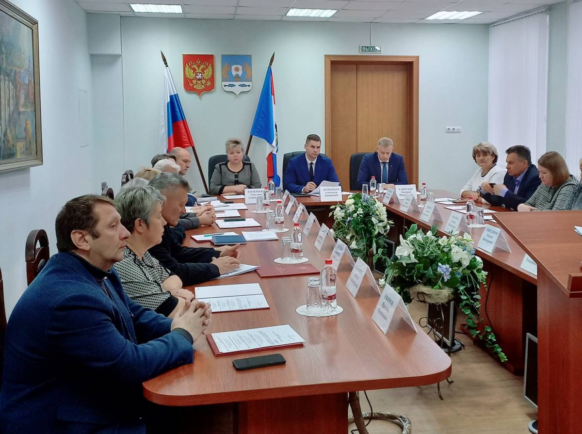 Депутаты присвоили звание «Почётный гражданин Новгородского района» Олегу Шахову