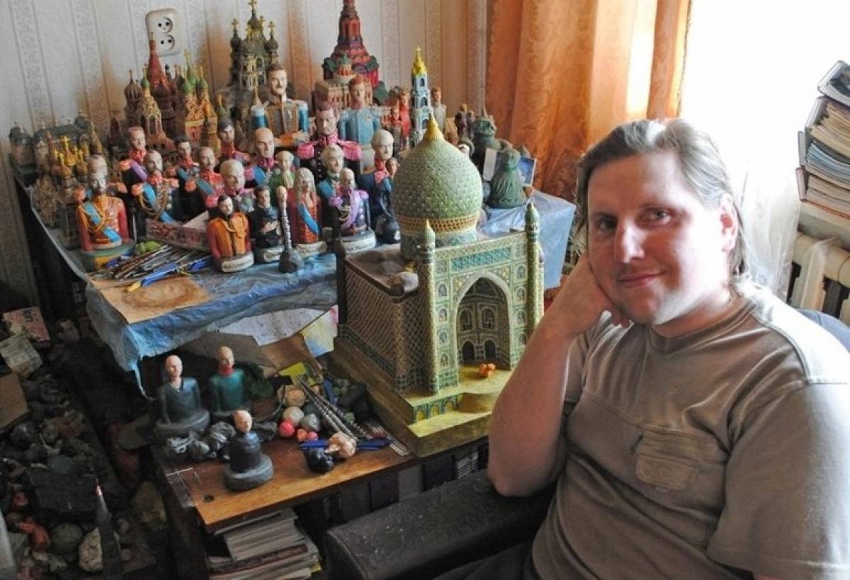 Самобытный мастер из Панковки создал целую коллекцию исторических мини-скульптур из пластилина